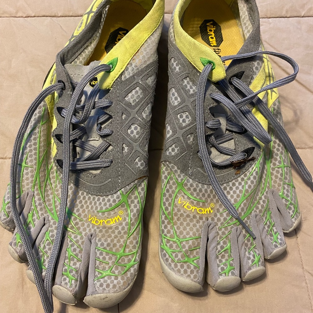 Five Fingers Sz 42.